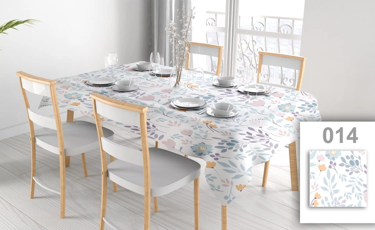 Vlekafstotend reclametafelkleed met kleurrijke bloemenprint op een eettafel met witte stoelen