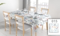 Vlekafstotend reclame-tafelkleed met kleurrijk bloemenpatroon op een eettafel met witte stoelen
