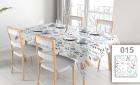 Fleckenabweisende Werbetischdecke mit buntem Blumenmuster auf einem Esstisch mit weißen Stühlen