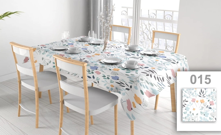 Nappe publicitaire antitache avec motif floral coloré sur une table de salle à manger et chaises blanches