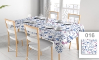 Nappe antitache aux fleurs sauvages bleu-rose sur une table blanche avec de la vaisselle dans une salle à manger lumineuse
