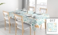 Vlekafstotend reclametafelkleed met kleurrijk plantenmotief op een gedekte tafel in een lichte eetkamer