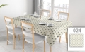 Vlekafstotend reclame-tafelkleed met donkere stuurwielprint op een crème achtergrond, gedekte eettafel