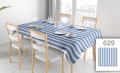 Vlekafstotend reclame tafelkleed met blauw-witte strepen op een eettafel met servies en vier stoelen