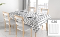 Vlekafstotend reclametafelkleed met grijs-wit zigzagpatroon op een gedekte eettafel met witte stoelen
