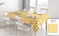 Vlekafstotend reclametafelkleed met geel-witte zigzag op een eettafel met witte stoelen