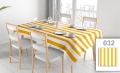 Vlekafstotend reclametafelkleed met geel-witte strepen op een tafel in een lichte eetkamer met witte stoelen
