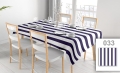 Vlekafstotend reclame-tafelkleed met wit-blauwe strepen op een eettafel met witte stoelen en servies