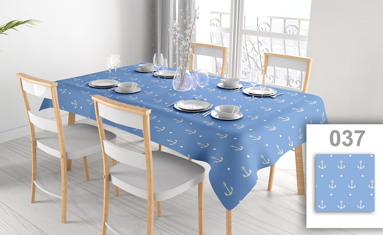 Blaue fleckgeschützte Tischdecke mit weißem Anker- und Punktmuster auf einem Esstisch mit Stühlen