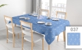 Blauw vlekbestendig tafelkleed met wit patroon van ankers en stippen op een eettafel met stoelen