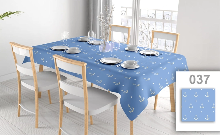 Blaue fleckgeschützte Tischdecke mit weißem Anker- und Punktmuster auf einem Esstisch mit Stühlen