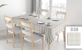 Vlekafstotend reclame-tafelkleed met kleurrijk geometrisch patroon op een tafel in een lichte eetkamer met stoelen