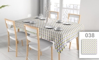 Fleckenabweisende Werbetischdecke mit buntem geometrischem Muster auf einem Tisch in einem hellem Esszimmer mit Stühlen