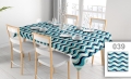 Vlekafstotend reclame tafelkleed met blauwe golven op een rechthoekige eettafel met witte stoelen