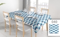 Vlekafstotend reclametafelkleed met blauw golfpatroon op een tafel in een lichte eetkamer met witte stoelen