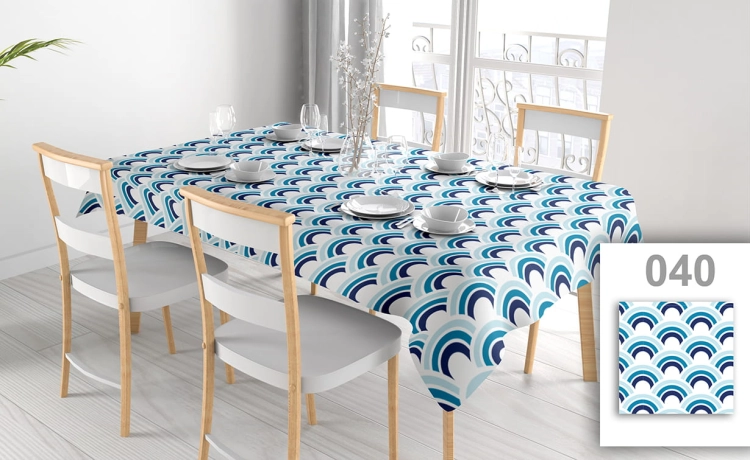 Fleckenabweisende Werbetischdecke mit blauem Wellenmuster auf einem Tisch in einem hellen Esszimmer mit weißen Stühlen