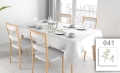 Wit vlekbestendig reclame-tafelkleed met subtiel plantenmotief op een elegant gedekte eettafel