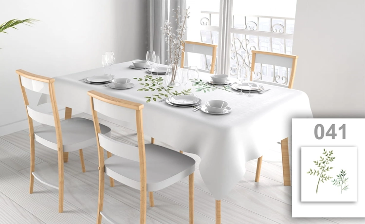 Biały plamoodporny obrus reklamowy z delikatnym motywem roślinnym na elegancko zastawionym stole jadalnianym