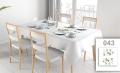 Wit vlekbestendig tafelkleed met een verfijnd plantenmotief, gedekt voor de lunch op een eettafel voor vier personen