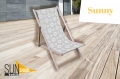 Houten reclame ligstoel met grijze stof en witte patronen op een licht terras met Sun Shade en Sunny logo's