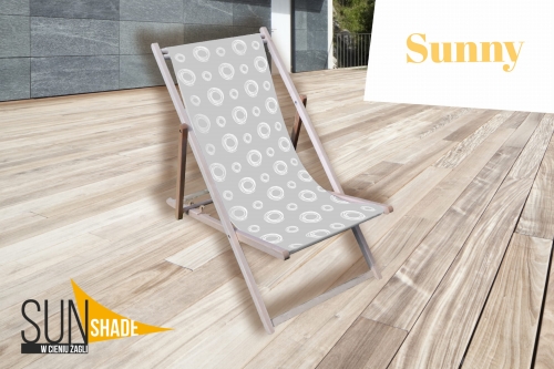 Drewniany leżak reklamowy z szarym materiałem w białe wzory na jasnym tarasie z logotypami Sun Shade i Sunny