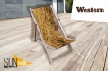 Houten reclame ligstoel Sun Shade met hooistructuur print op de zitting, staand op een houten terras