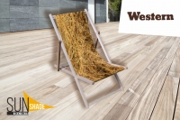 Houten reclame ligstoel Sun Shade met hooistructuur print op de zitting, staand op een houten terras