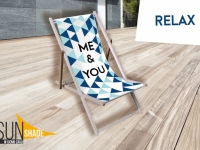 Houten reclame ligstoel met geometrisch patroon en tekst ME & YOU op een terras naast het woord RELAX