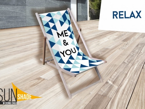 Houten reclame ligstoel met geometrisch patroon en tekst ME & YOU op een terras naast het woord RELAX