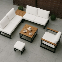 Mobilier de jardin moderne avec coussins blancs imperméables sur mesure, table basse et fauteuil sur une terrasse