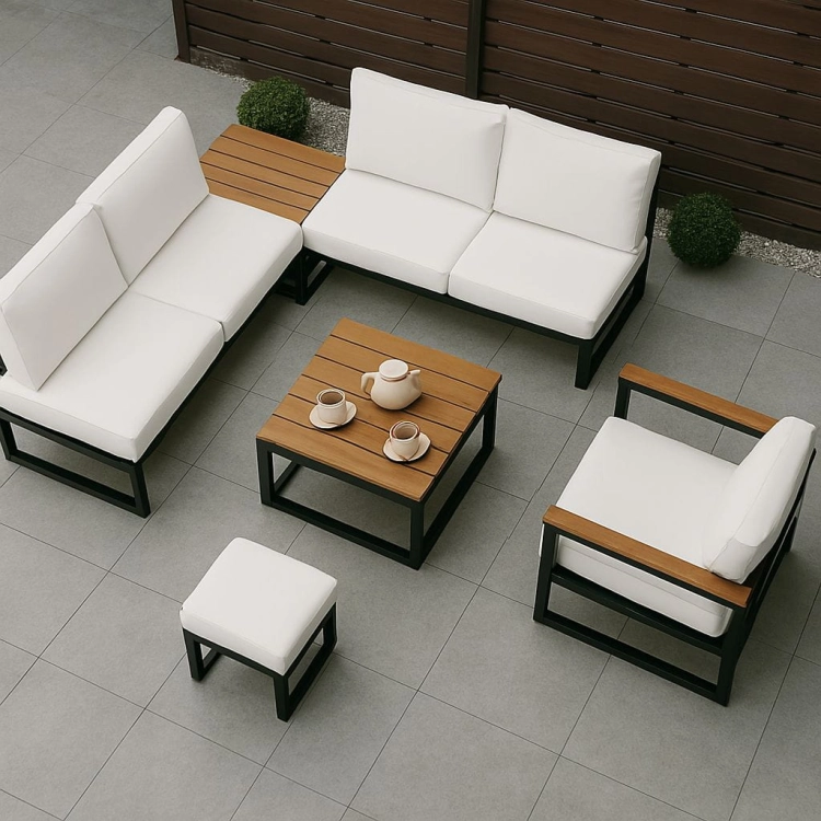 Mobilier de jardin moderne avec coussins blancs imperméables sur mesure, table basse et fauteuil sur une terrasse