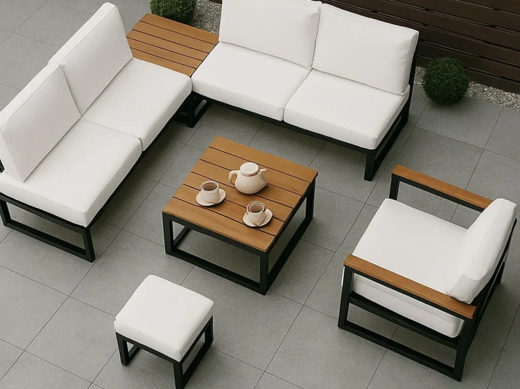 Moderne Gartenmöbel mit weißen wasserdichten Maß-Kissen, Couchtisch und Sessel auf der Terrasse