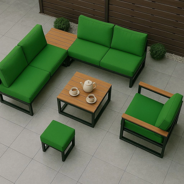Ensemble de meubles de jardin avec housses de coussin imperméables vertes, table et fauteuil sur la terrasse