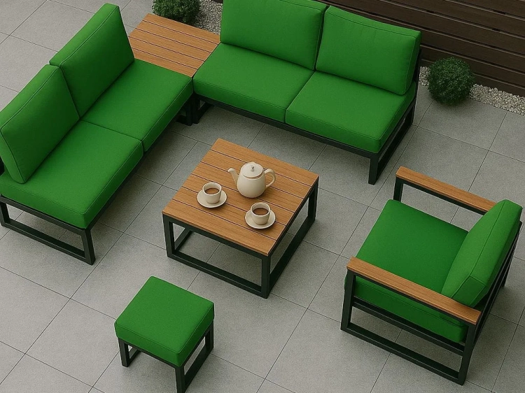 Gartenmöbel-Set mit grünen wasserfesten Kissenbezügen, Tisch und Sessel auf der Terrasse