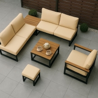 Mobilier de jardin moderne avec coussins sur mesure beige imperméables, table basse et pouf sur la terrasse