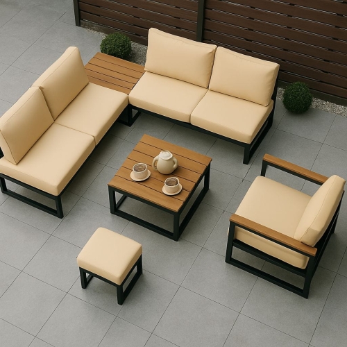 Mobilier de jardin moderne avec coussins sur mesure beige imperméables, table basse et pouf sur la terrasse