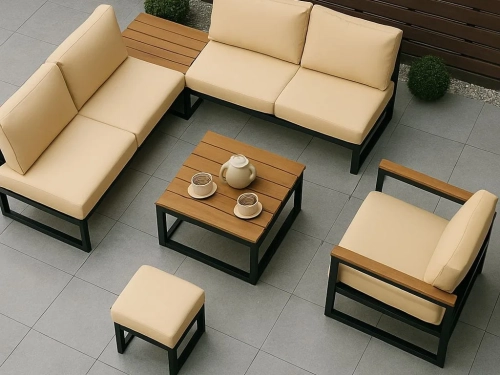 Moderne Gartenmöbel mit cremefarbenen wasserdichten Mauskissen, Couchtisch und Sitzhocker auf der Terrasse