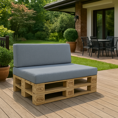 Housse de protection bleue imperméable pour coussins de jardin sur un canapé en palettes sur la terrasse