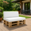 Wasserdichter weißer Bezug für Gartenkissen auf einem Palettensofa auf der Terrasse