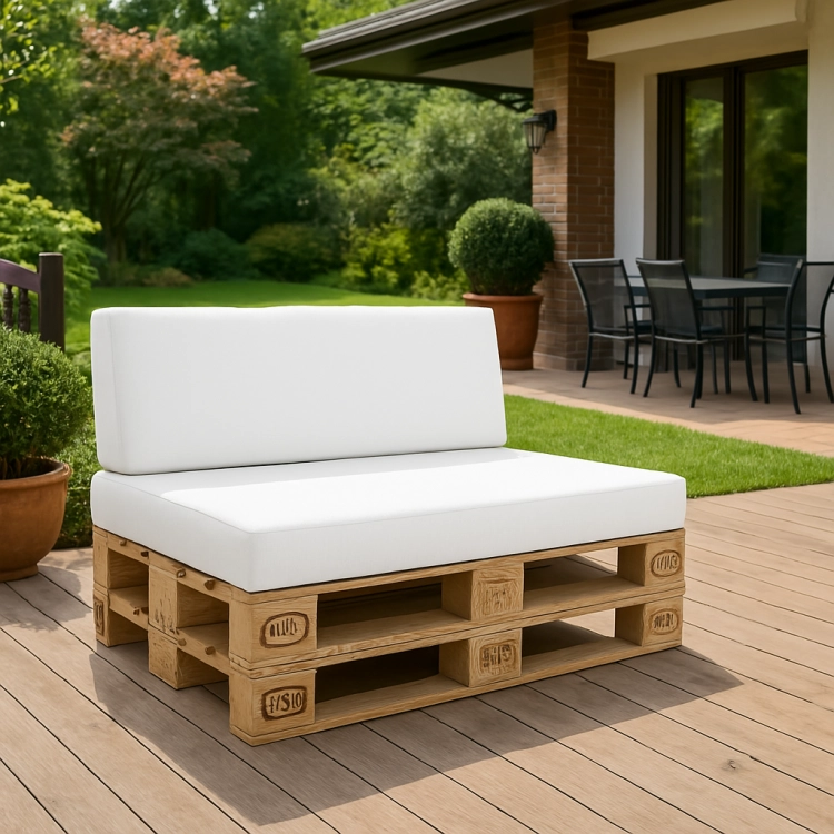 Housse blanche imperméable pour coussins de jardin sur un canapé en palettes sur la terrasse