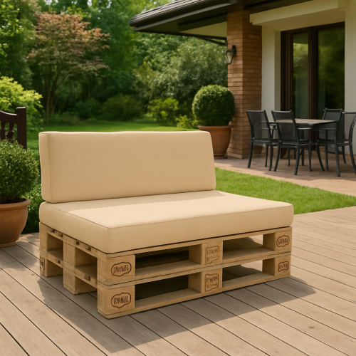 Housse imperméable sur mesure pour coussins de jardin beige sur canapé en palettes sur terrasse