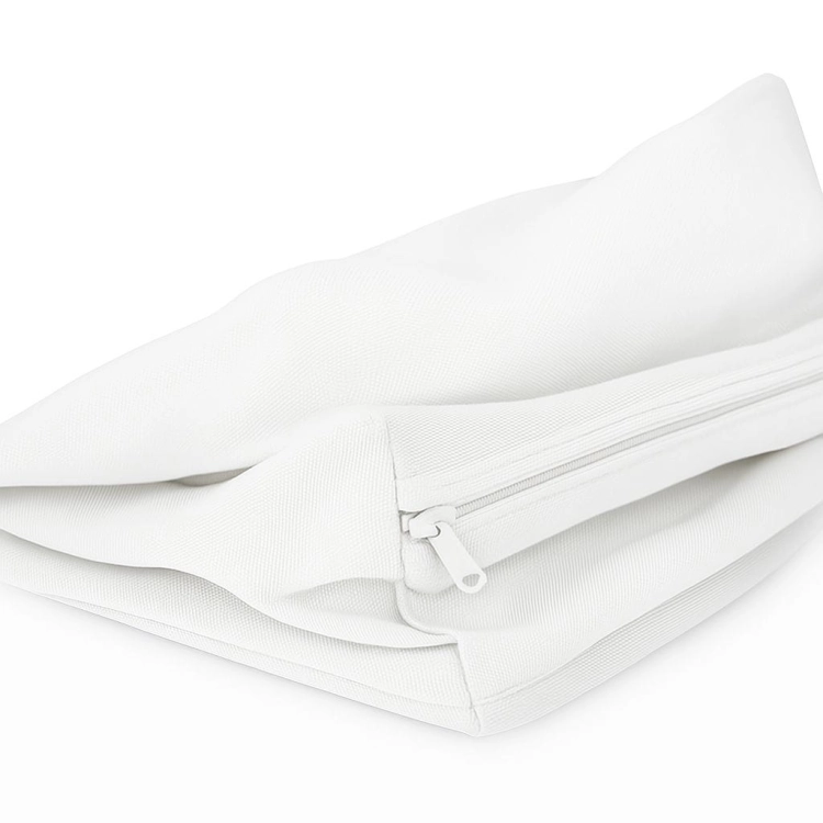 Gros plan sur une housse de coussin de jardin blanche et imperméable avec fermeture éclair et tissage visibles