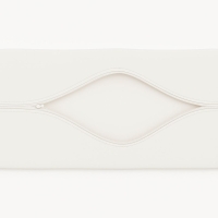 Détails de la housse imperméable pour coussins de jardin avec fermeture éclair ouverte sur tissu blanc