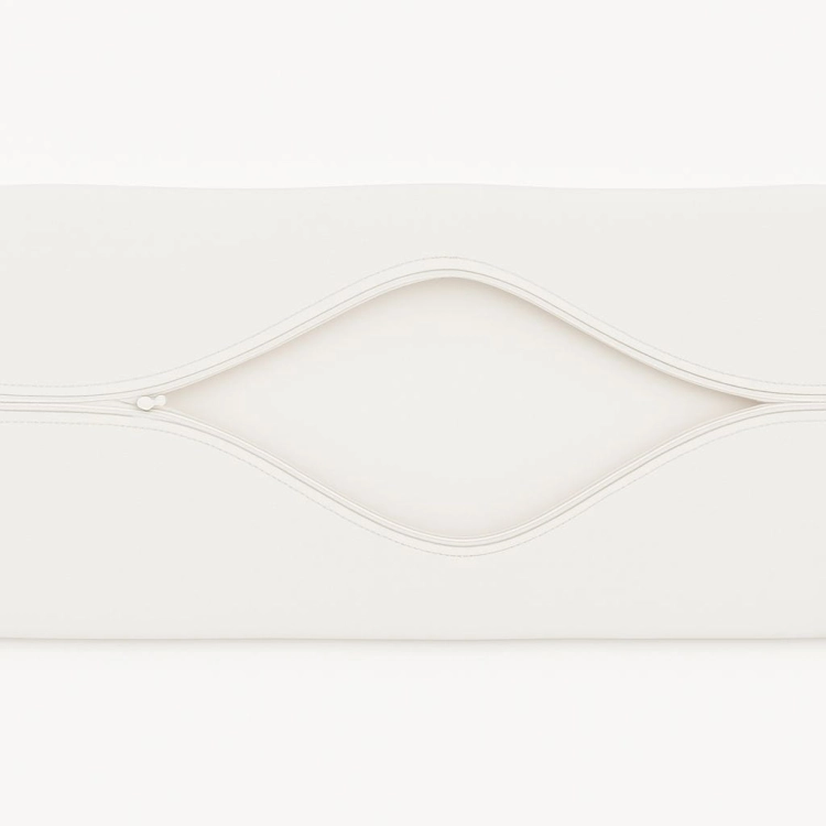 Détails de la housse imperméable pour coussins de jardin avec fermeture éclair ouverte sur tissu blanc