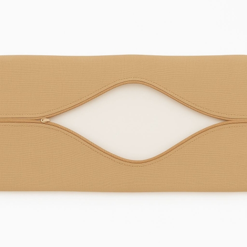 Gros plan sur une housse imperméable beige pour coussins de jardin avec fermeture éclair ouverte.