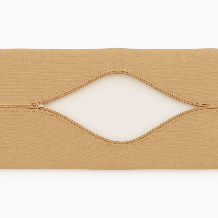 Gros plan sur une housse imperméable beige pour coussins de jardin avec fermeture éclair ouverte.