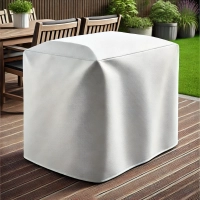 Housse de protection blanche sur mesure pour meubles de jardin, sur une terrasse en bois près d'une table et de chaises