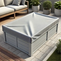 Housse de protection grise sur mesure pour meuble de jardin rectangulaire, sur une terrasse à côté d'un canapé et de plantes en pots