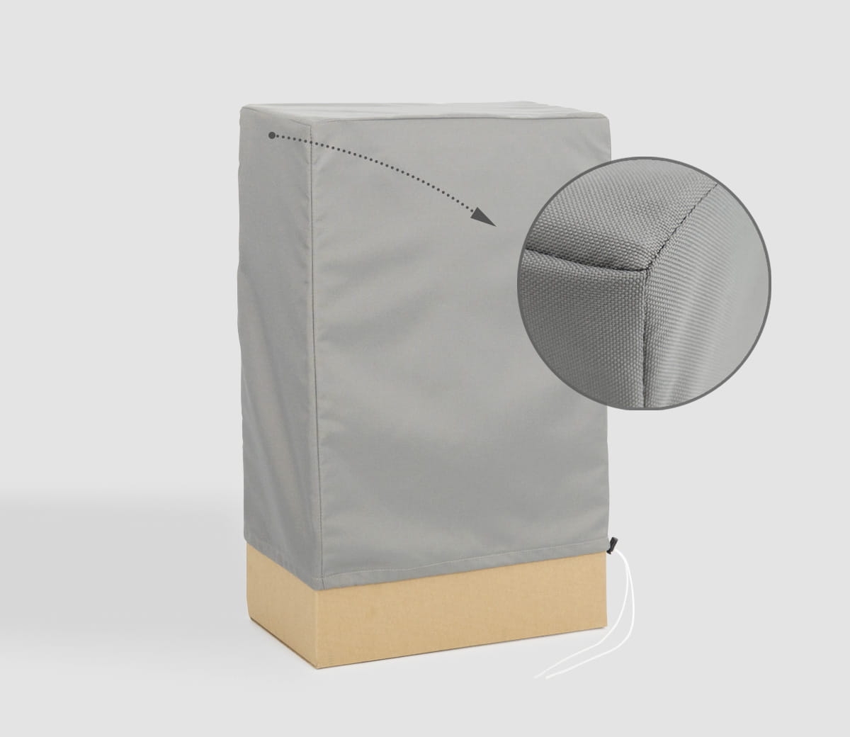 Funda protectora gris para muebles de jardín en primer plano que muestra la estructura del material y las costuras reforzadas