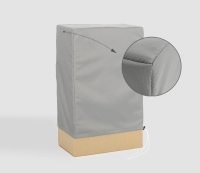 Housse de protection grise pour meubles de jardin en gros plan montrant la structure du matériau et les coutures renforcées